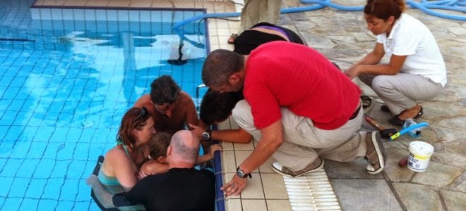 Κοριτσάκι σφήνωσε σε σιφόνι πισίνας στη Σαντορίνη - Έμεινε εκεί περίπου 2,5 ώρες - Φωτογραφία 1