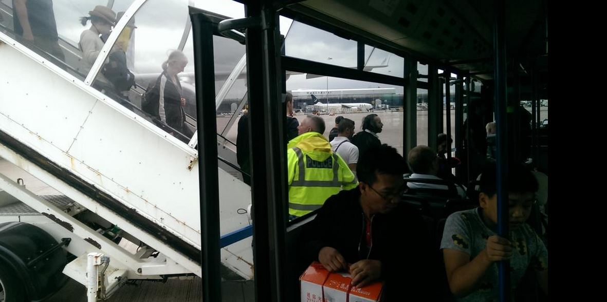 Συνελήφθη ο επιβάτης που έκανε φάρσα για βόμβα στο αεροπλάνο... [photo] - Φωτογραφία 4