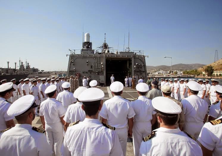 Χαιρετισμός ΥΕΘΑ Δημήτρη Αβραμόπουλου κατά την επίσκεψή του στη φρεγάτα ΣΑΛΑΜΙΣ - Φωτογραφία 11