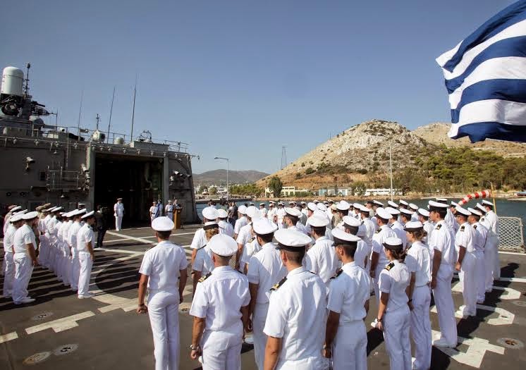 Χαιρετισμός ΥΕΘΑ Δημήτρη Αβραμόπουλου κατά την επίσκεψή του στη φρεγάτα ΣΑΛΑΜΙΣ - Φωτογραφία 17