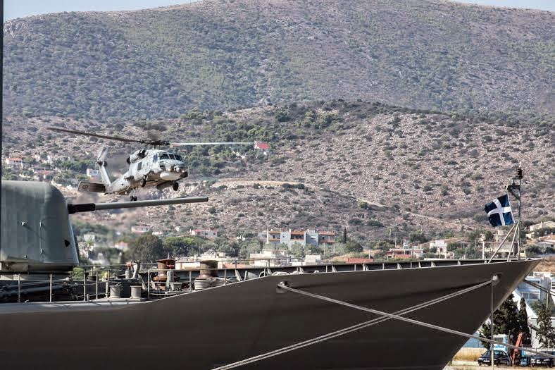 Χαιρετισμός ΥΕΘΑ Δημήτρη Αβραμόπουλου κατά την επίσκεψή του στη φρεγάτα ΣΑΛΑΜΙΣ - Φωτογραφία 7