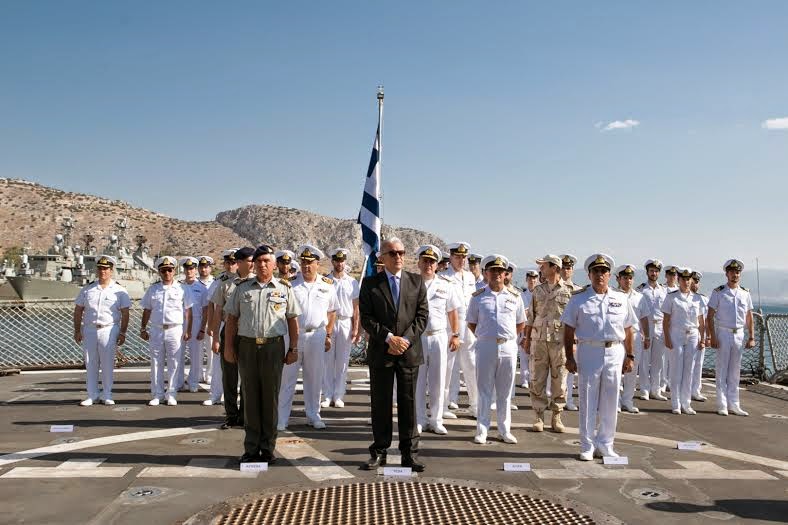 Χαιρετισμός ΥΕΘΑ Δημήτρη Αβραμόπουλου κατά την επίσκεψή του στη φρεγάτα ΣΑΛΑΜΙΣ - Φωτογραφία 8