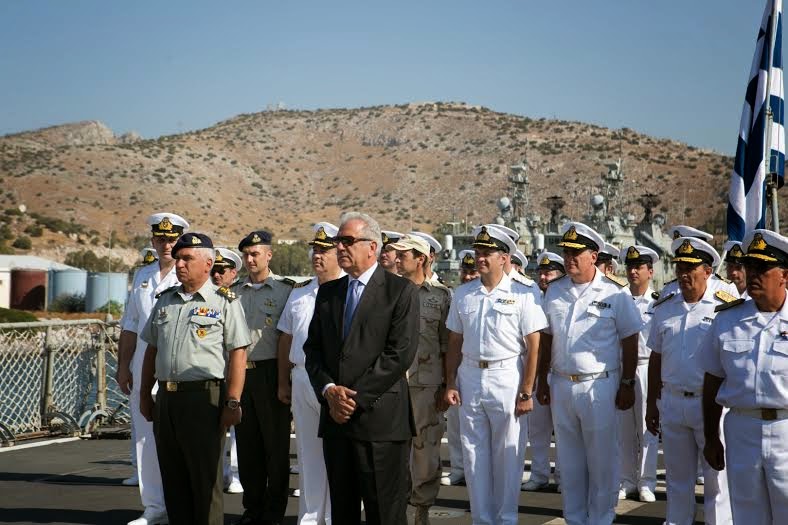 Χαιρετισμός ΥΕΘΑ Δημήτρη Αβραμόπουλου κατά την επίσκεψή του στη φρεγάτα ΣΑΛΑΜΙΣ - Φωτογραφία 9