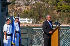 Χαιρετισμός ΥΕΘΑ Δημήτρη Αβραμόπουλου κατά την επίσκεψή του στη φρεγάτα ΣΑΛΑΜΙΣ