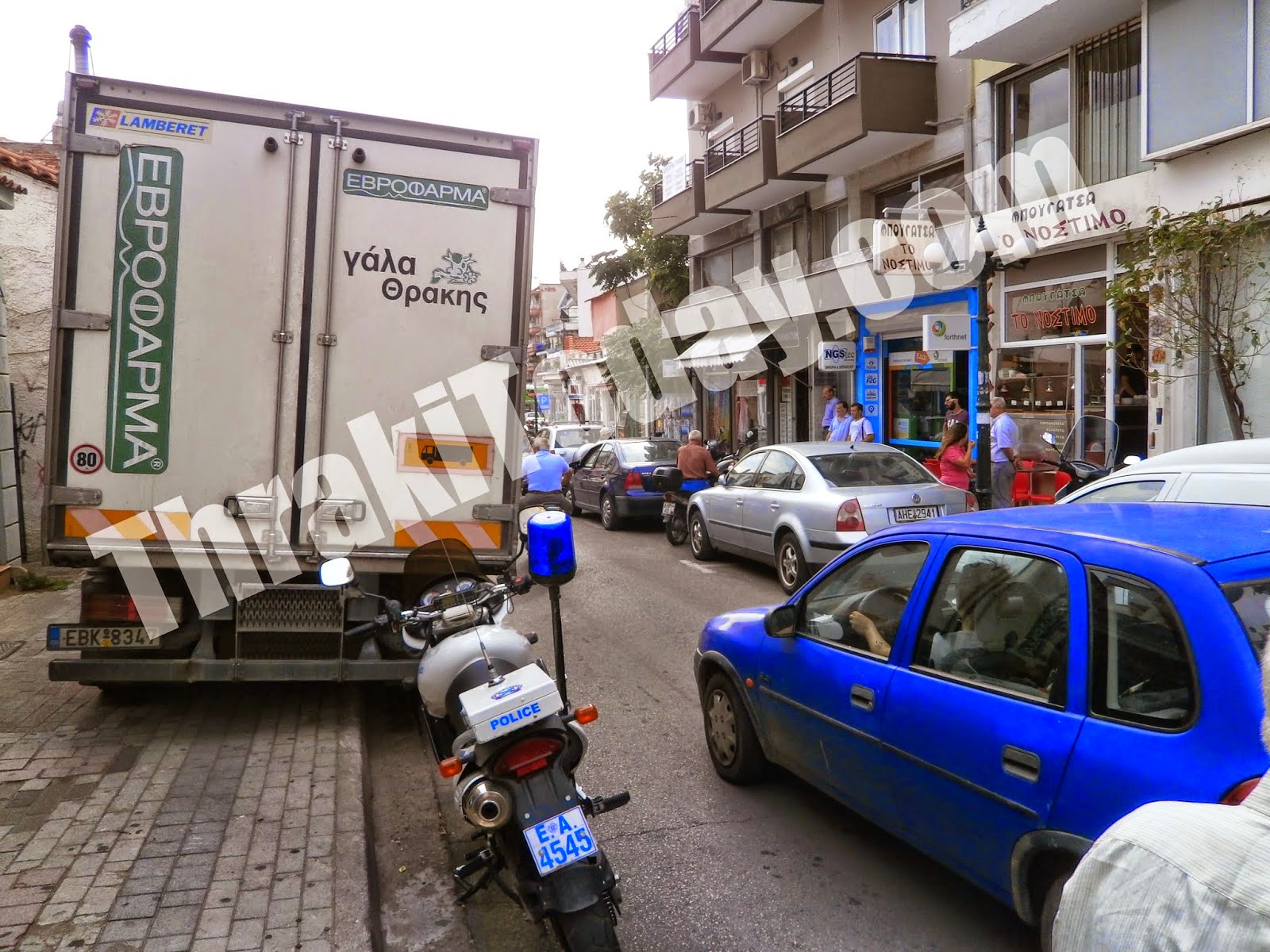 ΦΩΤΟ-Οδηγούσε και τράκαρε με... πόρτα - Φωτογραφία 2