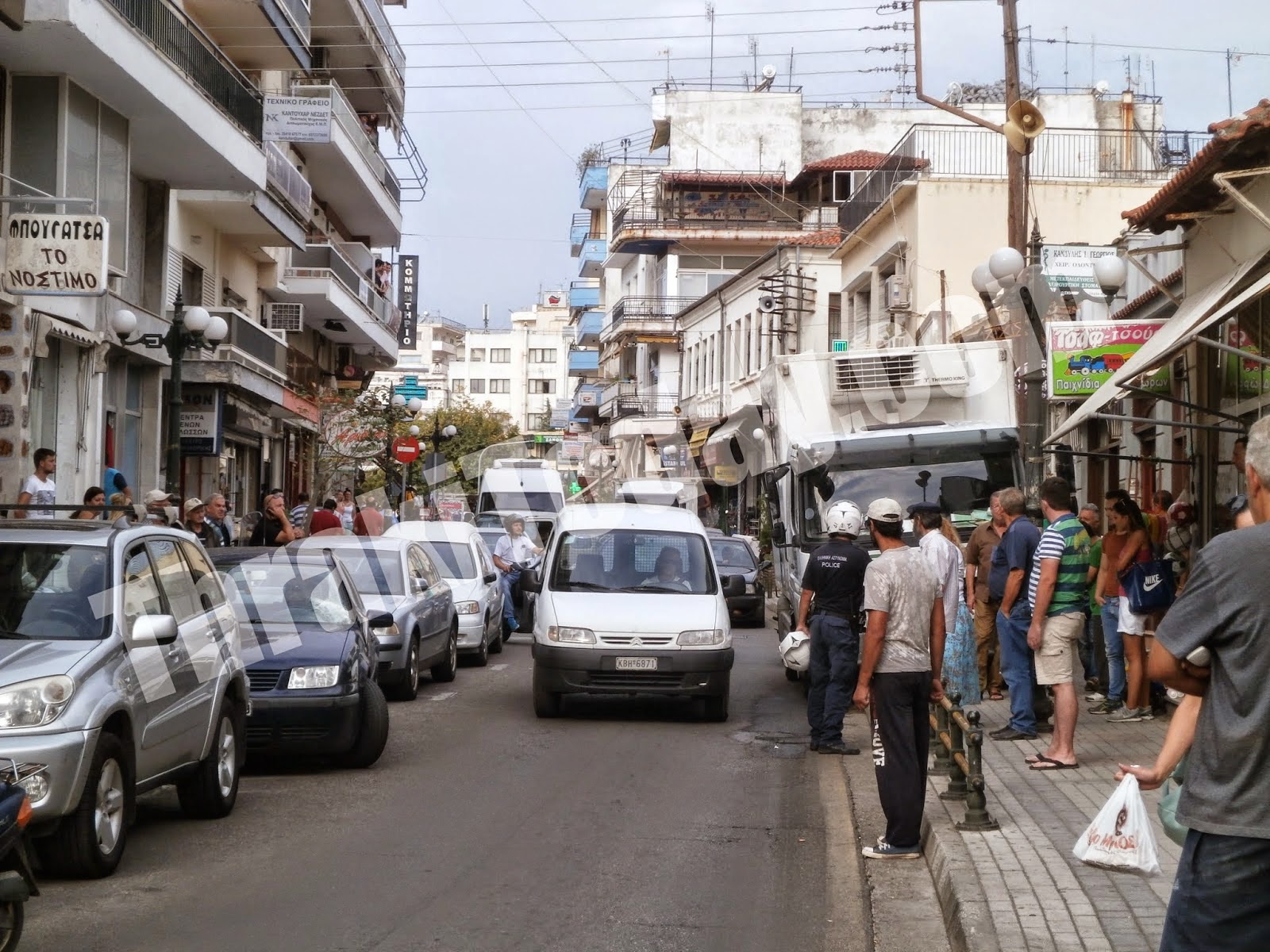 Πόρτα φορτηγού μεταφορών άνοιξε ξαφνικά και έπεσε πάνω σε διερχόμενο Ι.Χ.! [photos] - Φωτογραφία 2