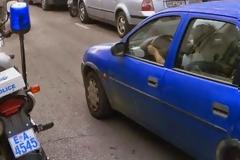 Πόρτα φορτηγού μεταφορών άνοιξε ξαφνικά και έπεσε πάνω σε διερχόμενο Ι.Χ.! [photos]