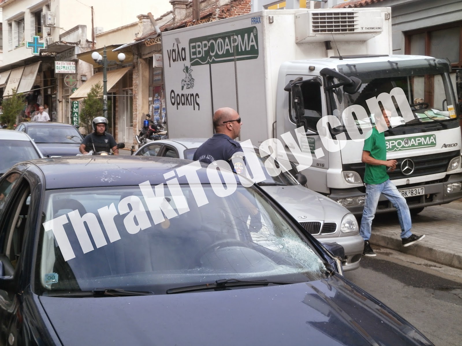 Οδηγούσε και τράκαρε με... πόρτα... [photo] - Φωτογραφία 3