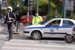 Οδηγούσε και τράκαρε με... πόρτα... [photo]