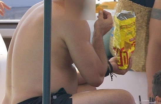 Αγνώριστος, σχεδόν τρομακτικός τρώει τα πατατάκια του στην παραλία! - Φωτογραφία 1