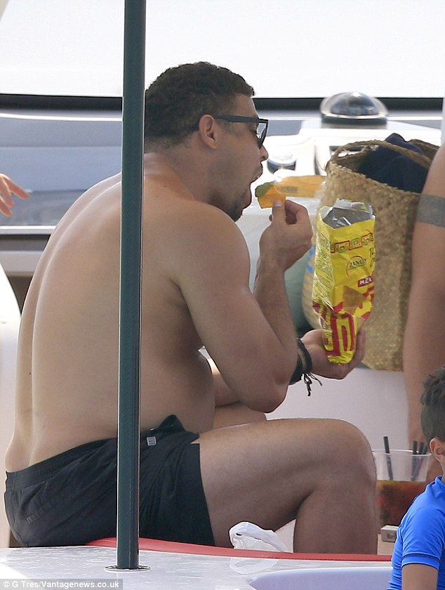 Αγνώριστος, σχεδόν τρομακτικός τρώει τα πατατάκια του στην παραλία! - Φωτογραφία 5