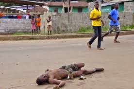 ΣΟΚ! ΠΕΤΟΥΝ τα άψυχα κορμιά των θυμάτων του ΕΜΠΟΛΑ στους δρόμους της Λιβερίας - Φωτογραφία 2