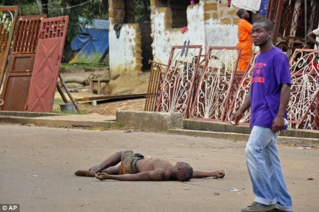 ΣΟΚ! ΠΕΤΟΥΝ τα άψυχα κορμιά των θυμάτων του ΕΜΠΟΛΑ στους δρόμους της Λιβερίας - Φωτογραφία 3