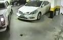 «Κόλλησε» στον τοίχο το αυτοκίνητο που τον εμπόδιζε να παρκάρει! [video]