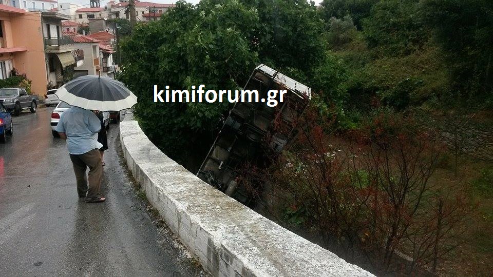 Φορτηγό έπεσε σε γκρεμό! [photo] - Φωτογραφία 4