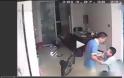 ΒΙΝΤΕΟ ΣΟΚ: Άνδρας χτυπάει τη γυναίκα του μπροστά στα παιδιά του... [video]