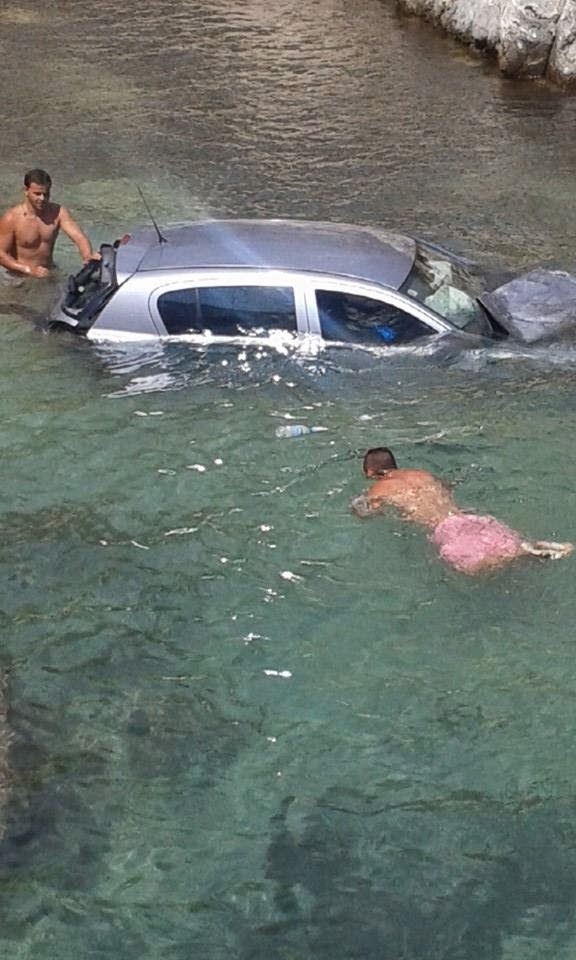 Πανικός σε παραλία στη Ζάκυνθο - Αυτοκίνητο έκανε ελεύθερη πτώση και προσγειώθηκε στη θάλασσα - Φωτογραφία 2