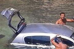 Πανικός σε παραλία στη Ζάκυνθο - Αυτοκίνητο έκανε ελεύθερη πτώση και προσγειώθηκε στη θάλασσα