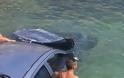 Πανικός σε παραλία στη Ζάκυνθο - Αυτοκίνητο έκανε ελεύθερη πτώση και προσγειώθηκε στη θάλασσα - Φωτογραφία 4