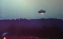 UFO συνοδεύει αεροπλάνο πάνω από τον Πόρο - Φωτογραφία 1