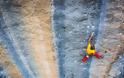 Αδρεναλίνη στα ύψη: Συγκλονιστικές φωτογραφίες από παράτολμα extreme sports - Φωτογραφία 2