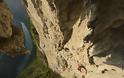 Αδρεναλίνη στα ύψη: Συγκλονιστικές φωτογραφίες από παράτολμα extreme sports - Φωτογραφία 5