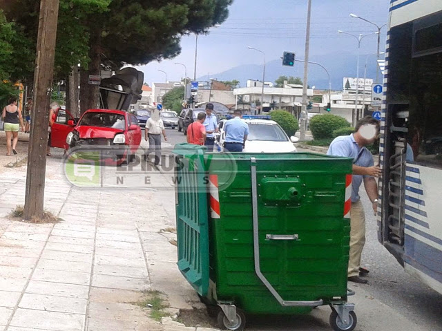 Ιωάννινα: Έπεσε πάνω σε στάση λεωφορείου! [photos] - Φωτογραφία 2