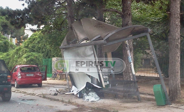 Ιωάννινα: Έπεσε πάνω σε στάση λεωφορείου! [photos] - Φωτογραφία 4