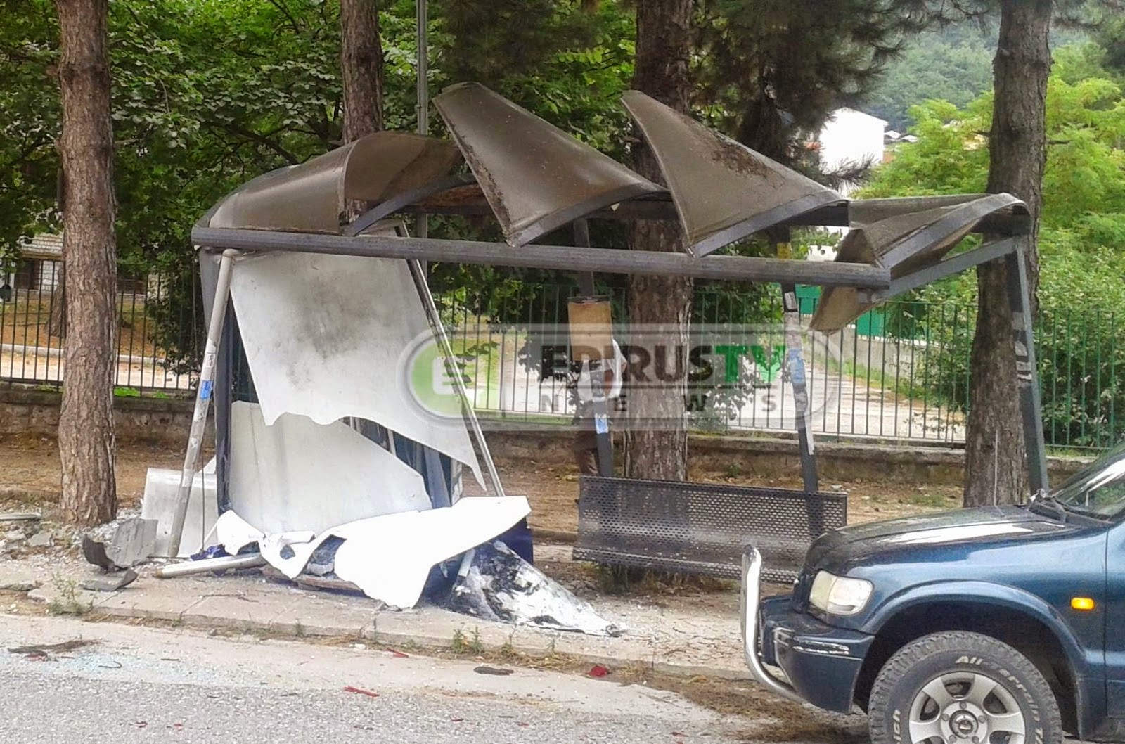 Ιωάννινα: Έπεσε πάνω σε στάση λεωφορείου! [photos] - Φωτογραφία 6