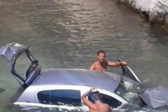 Αυτοκίνητο πέρασε πάνω πάνω από τα κεφάλια λουόμενων στη Ζάκυνθο και κατέληξε στη θάλασσα (photos)