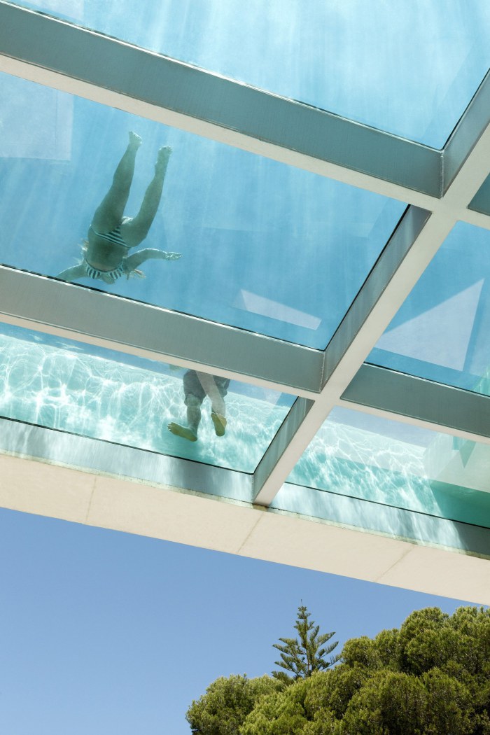 Εντυπωσιακή «διάφανη» πισίνα στην οροφή! [photos] - Φωτογραφία 5
