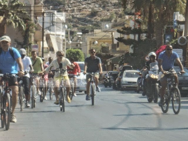 Ένας πρίγκιπας με ποδήλατο - Οι βόλτες στην Ελούντα του πλουσιότερου Σαουδάραβα στον κόσμο - Φωτογραφία 5