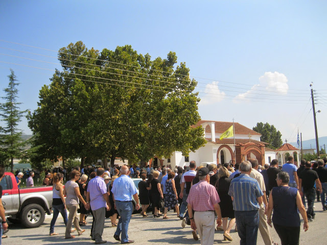 Τελευταίο αντίο στην Μάγδα Κουντουρίδου. Θρήνος και σπαραγμός - Φωτογραφία 4