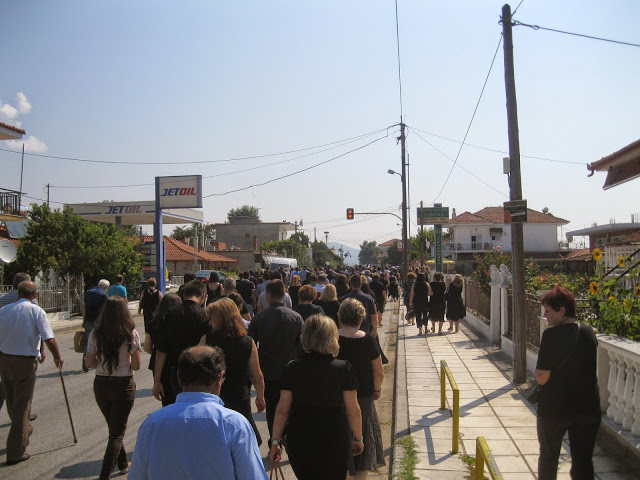 Τελευταίο αντίο στην Μάγδα Κουντουρίδου. Θρήνος και σπαραγμός - Φωτογραφία 5