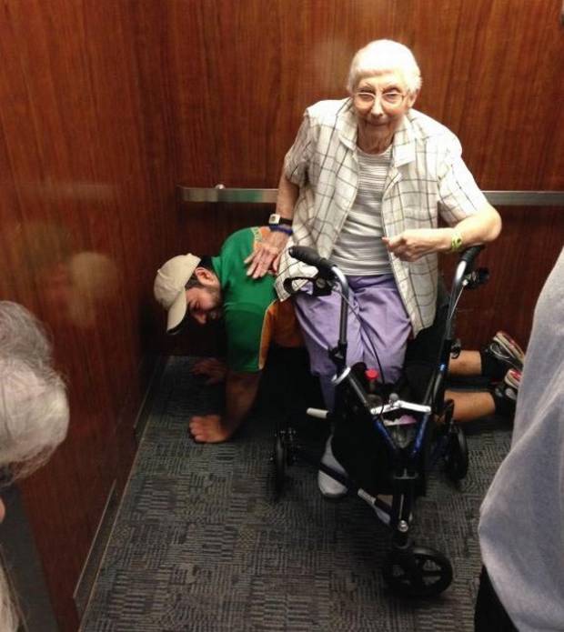 Η ηλικιωμένη και ο νεαρός που γίνεται… σκαμνάκι: Ιδού η φωτογραφία που σαρώνει στα social media [photo] - Φωτογραφία 2