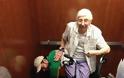 Η ηλικιωμένη και ο νεαρός που γίνεται… σκαμνάκι: Ιδού η φωτογραφία που σαρώνει στα social media [photo] - Φωτογραφία 2