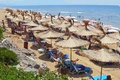Ο Αιγιαλός «πνίγει» τις καντίνες...