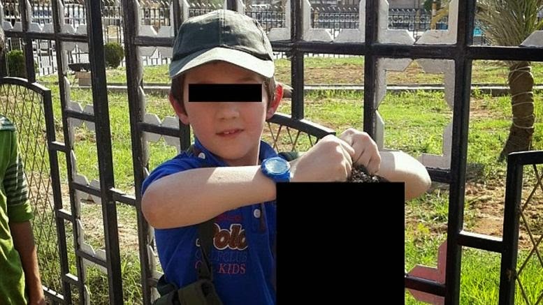 ΑΠΑΡΑΔΕΚΤΟ: Επτάχρονος Αυστραλός ποζάρει κρατώντας ένα κομμένο κεφάλι! - Φωτογραφία 1