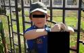 ΑΠΑΡΑΔΕΚΤΟ: Επτάχρονος Αυστραλός ποζάρει κρατώντας ένα κομμένο κεφάλι! - Φωτογραφία 1