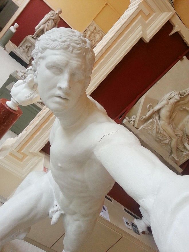 Ποιος είπε ότι τα αγάλματα δεν ζηλεύουν τους ανθρώπους; Άρπαξαν τα κινητά και βγάζουν selfies! [photo] - Φωτογραφία 3