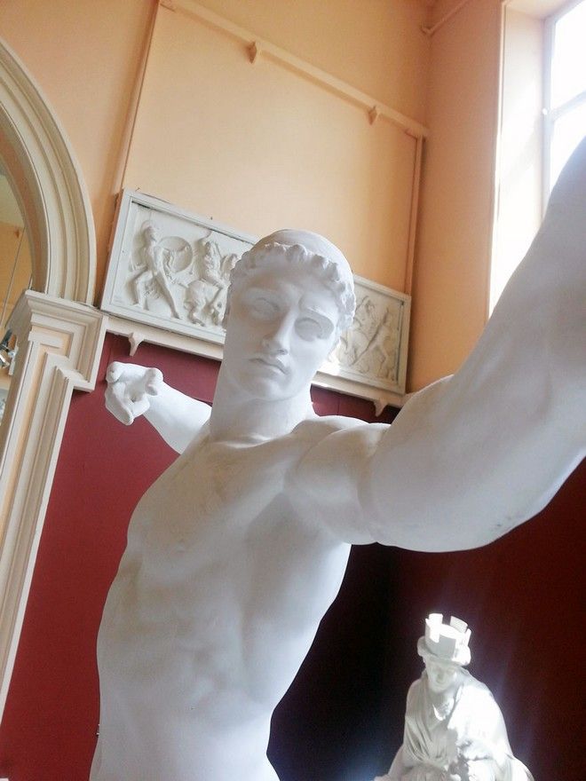 Ποιος είπε ότι τα αγάλματα δεν ζηλεύουν τους ανθρώπους; Άρπαξαν τα κινητά και βγάζουν selfies! [photo] - Φωτογραφία 4