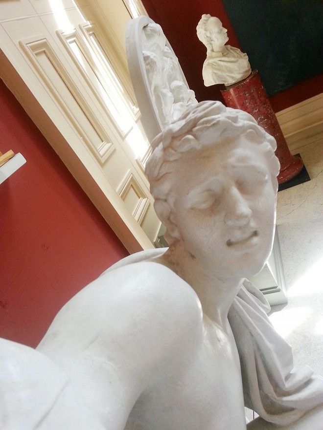 Ποιος είπε ότι τα αγάλματα δεν ζηλεύουν τους ανθρώπους; Άρπαξαν τα κινητά και βγάζουν selfies! [photo] - Φωτογραφία 5