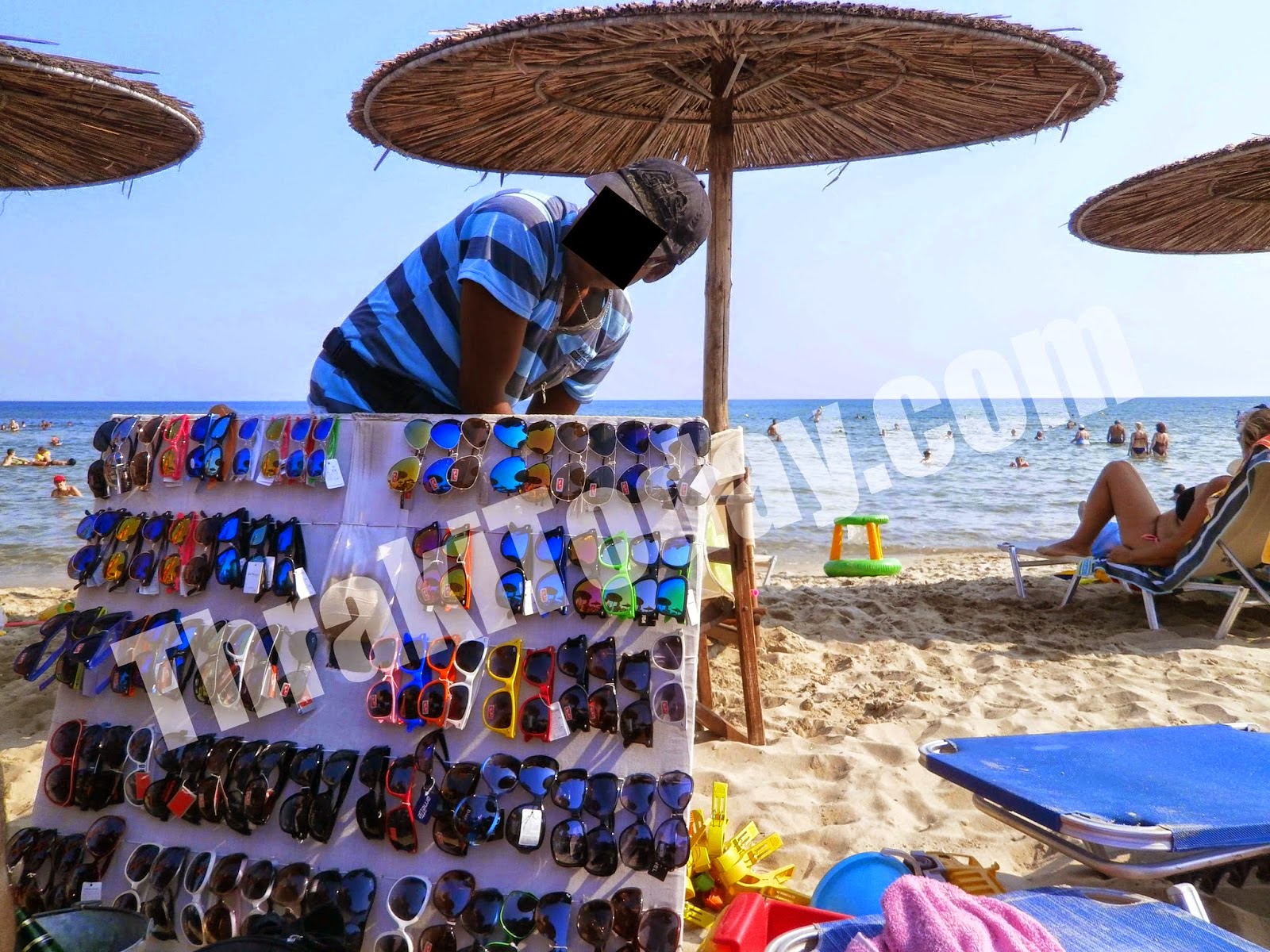 “Ξέβρασαν” παρεμπόριο οι παραλίες της Ξάνθης – Χορός προϊόντων μαϊμού και πλανόδιων πωλητών! - Φωτογραφία 2