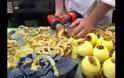 Η απίθανη μέθοδος για να καθαρίσετε ένα μήλο σε ελάχιστα δευτερόλεπτα... [video]