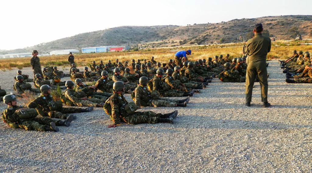 Αρχηγός ΓΕΣ και μαθητές της ΣΣΕ και ΣΣΑΣ σε εκτέλεση αλμάτων στατικού ιμάντα - Φωτογραφία 13