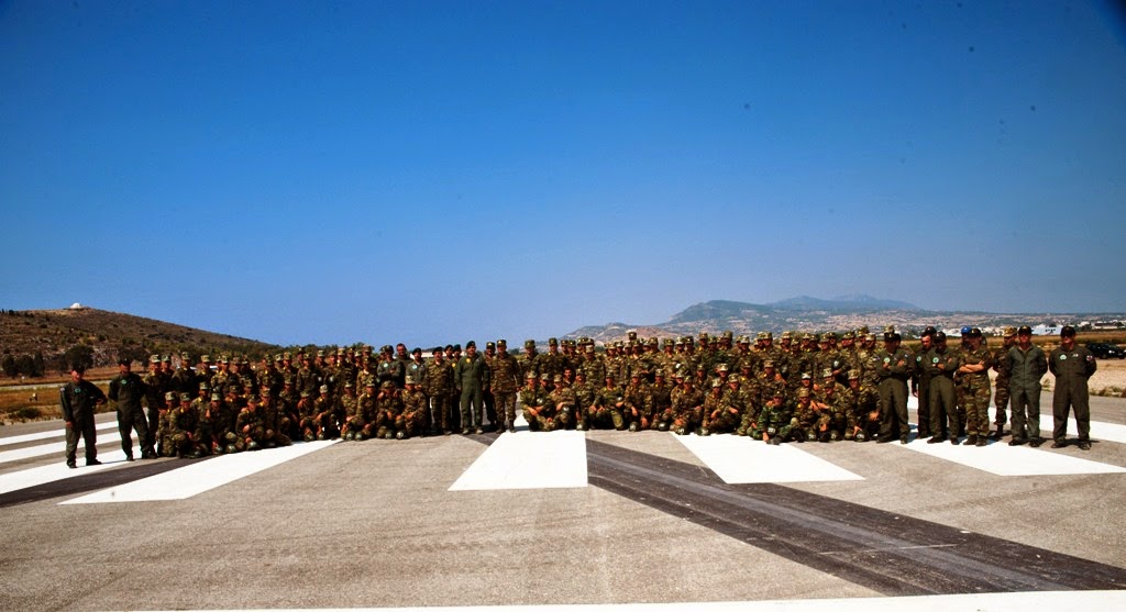 Αρχηγός ΓΕΣ και μαθητές της ΣΣΕ και ΣΣΑΣ σε εκτέλεση αλμάτων στατικού ιμάντα - Φωτογραφία 18