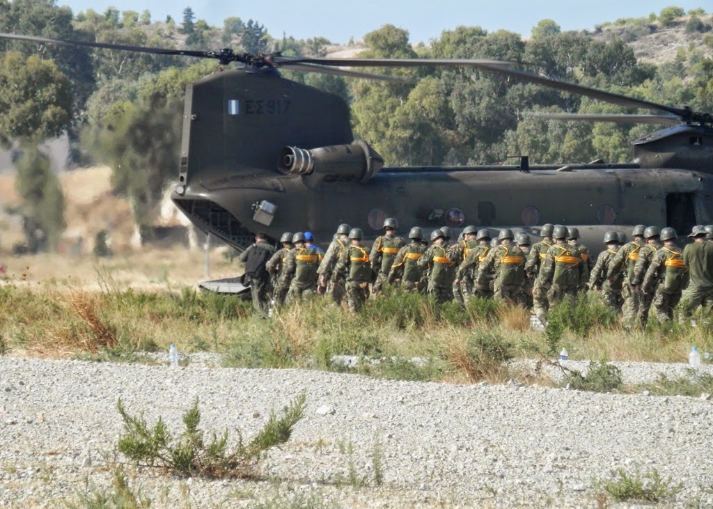 Αρχηγός ΓΕΣ και μαθητές της ΣΣΕ και ΣΣΑΣ σε εκτέλεση αλμάτων στατικού ιμάντα - Φωτογραφία 23