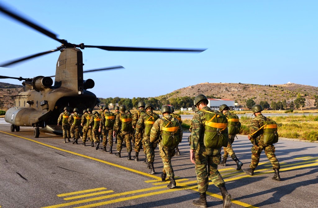 Αρχηγός ΓΕΣ και μαθητές της ΣΣΕ και ΣΣΑΣ σε εκτέλεση αλμάτων στατικού ιμάντα - Φωτογραφία 5