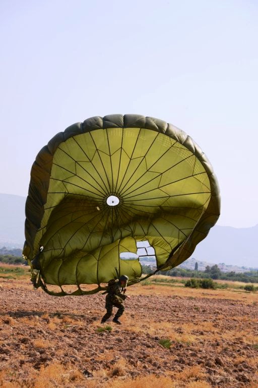 Αρχηγός ΓΕΣ και μαθητές της ΣΣΕ και ΣΣΑΣ σε εκτέλεση αλμάτων στατικού ιμάντα - Φωτογραφία 9