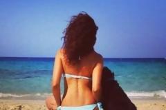 Σε ποια γνωστή Ελληνίδα μανούλα ανήκει αυτή η πλάτη;